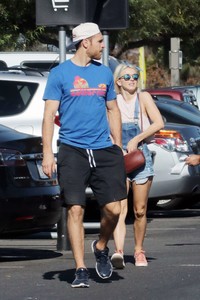 Julianne-Hough-in-Jeans--31.jpg
