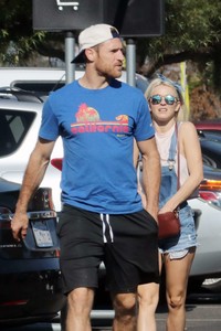 Julianne-Hough-in-Jeans--32.jpg