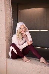 Julianne-Hough_-MPG-Sport-Fall-2017-Collection--02.thumb.jpg.44bb09fd882a90e39db7f720ded9237d.jpg
