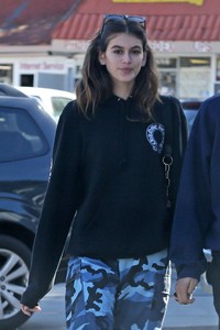 Kaia-Gerber-out-in-Malibu--02.jpg