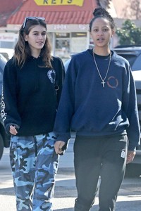 Kaia-Gerber-out-in-Malibu--06.jpg