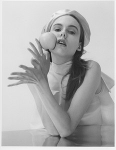 Kiki-Willems-by-Clara-Balzary-for-Dazed-Winter-2017-2.thumb.jpg.74886af348da8989e98e73769c57b7f2.jpg