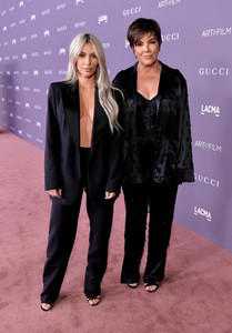 Kim_Kardashian_2017_LACMA_Art_Film_Gala_Honoring_VniBYQpUCvQx.jpg