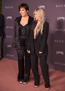 Kim_Kardashian_2017_LACMA_Art_Film_Gala_Honoring_g2xBT7mZdGjx.jpg