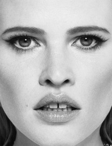 Lara-Stone-by-Matt-Easton-for-W-Korea-December-2017-4-760x987.thumb.jpg.8a70cf5c57fd40c635542460fa0f03af.jpg