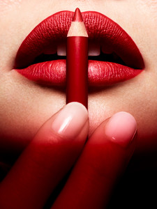 Muse_Beauty_Red_Lips_Jenny_Hands_03XX.jpg