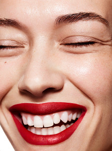 Muse_Beauty_Red_Lips_Jenny_Hands_04.jpg