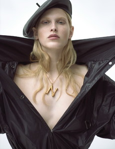 NikiTrefilova_VoguePortugal-12.thumb.jpg.3eea6802ea052db60989c36a068c7d42.jpg
