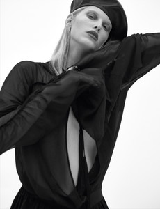 NikiTrefilova_VoguePortugal-14.thumb.jpg.c0fad48a422bc9b9a20a676f5a935b4c.jpg