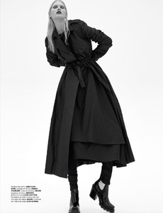 NikiTrefilova_VoguePortugal-2.thumb.jpg.9d283670aea352927563ea6d70ba587f.jpg