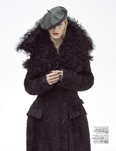 NikiTrefilova_VoguePortugal-8.thumb.jpg.ed3d492082d2a8d5efff7dba098049fa.jpg