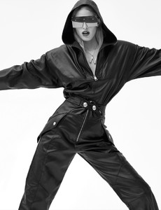 NikiTrefilova_VoguePortugal-9.thumb.jpg.c4954ed09c4a8b5f47d23cbb8506e73a.jpg