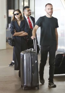 Phoebe-Tonkin-at-LAX-International-Airport--07.thumb.jpg.094497e18f0b3fb1606957e4b0f006a4.jpg