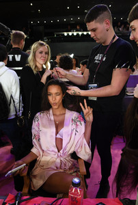 Rex_Victorias_Secret_Fashion_Show_hair_and_ma_9229353AA.jpg