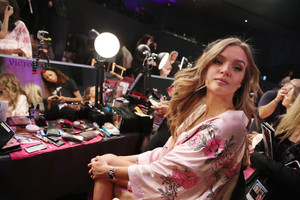 Rex_Victorias_Secret_Fashion_Show_hair_and_ma_9229362AH.jpg.0affdcd9af1e2aa517a810da00538669.thumb.jpg.2d2eed790c3ac30c56c0dad7c93abd1a.jpg