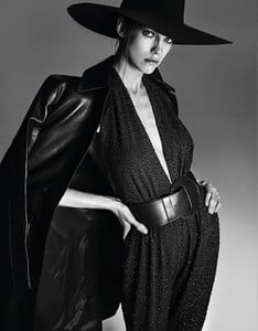 Samantha-Gradoville-Vogue-Taiwan-November-2017-Editorial04.thumb.jpg.b6e9b34dbf7d570fe2ece9622e3bc93a.jpg