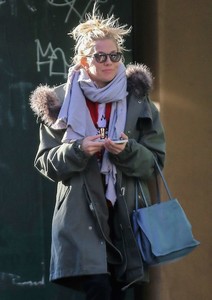 Sienna-Miller_-Out-and-about-in-New-York--01.jpg