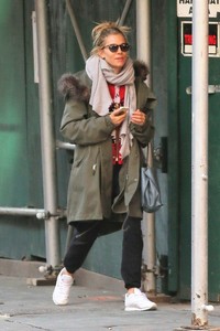 Sienna-Miller_-Out-and-about-in-New-York--02.jpg