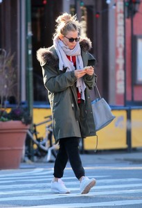 Sienna-Miller_-Out-and-about-in-New-York--03.jpg