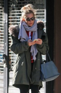 Sienna-Miller_-Out-and-about-in-New-York--04.jpg
