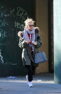 Sienna-Miller_-Out-and-about-in-New-York--05.jpg