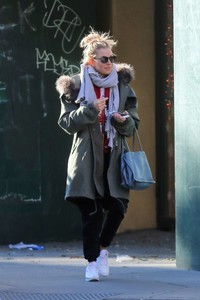 Sienna-Miller_-Out-and-about-in-New-York--06.jpg