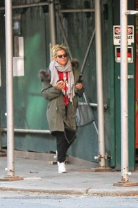 Sienna-Miller_-Out-and-about-in-New-York--07.jpg