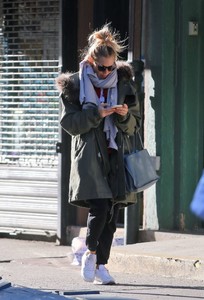 Sienna-Miller_-Out-and-about-in-New-York--08.jpg