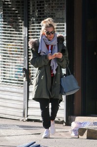 Sienna-Miller_-Out-and-about-in-New-York--09.jpg