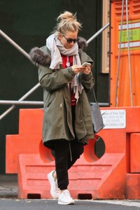 Sienna-Miller_-Out-and-about-in-New-York--10.jpg