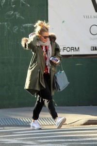 Sienna-Miller_-Out-and-about-in-New-York--11.jpg