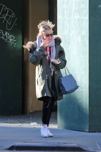 Sienna-Miller_-Out-and-about-in-New-York--12.jpg