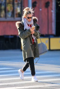 Sienna-Miller_-Out-and-about-in-New-York--13.jpg
