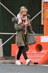 Sienna-Miller_-Out-and-about-in-New-York--14.jpg