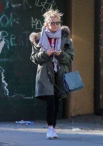 Sienna-Miller_-Out-and-about-in-New-York--15.jpg
