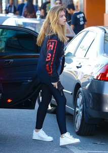 Thylane-Blondeau-out-for-lunch-at-Urth-Caffe--01.jpg