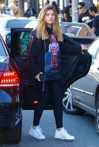 Thylane-Blondeau-out-for-lunch-at-Urth-Caffe--02.jpg