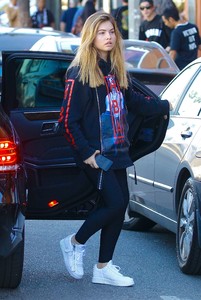 Thylane-Blondeau-out-for-lunch-at-Urth-Caffe--05.jpg