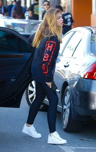 Thylane-Blondeau-out-for-lunch-at-Urth-Caffe--07.jpg