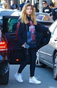 Thylane-Blondeau-out-for-lunch-at-Urth-Caffe--08.jpg