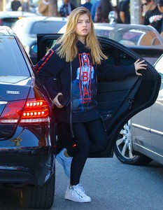 Thylane-Blondeau-out-for-lunch-at-Urth-Caffe--09.jpg