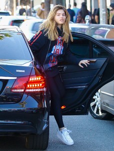 Thylane-Blondeau-out-for-lunch-at-Urth-Caffe--10.jpg