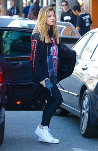 Thylane-Blondeau-out-for-lunch-at-Urth-Caffe--14.jpg