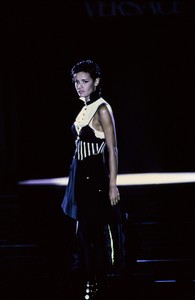 VERSACE-FALL-1992-RTW-DETAIL-06-NADEGE-DU-BOSPERTUS.thumb.jpg.69adf391117b538a2364052ce16fa83f.jpg