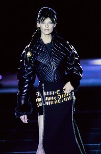 VERSACE-FALL-1992-RTW-DETAIL-46-LINDA-EVANGELISTA.thumb.jpg.d619daaec2fbc6a8fafd84cb0505d453.jpg