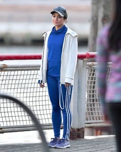 Vanessa-Hudgens_-Filming-Second-Act-set--02.jpg