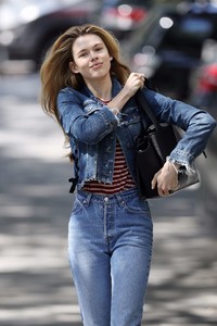 Victoria-Lee_-Leaving-cosmetic-salon--03.jpg