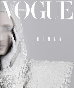 Vogue-Portugal-December-2017-Anna-Cleveland-Dan-Beleiu-1.thumb.jpg.6fd544b3a20b89e9e07e09cd325df9bf.jpg
