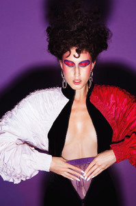 Vogue-Portugal-December-2017-Anna-Cleveland-Dan-Beleiu-3.thumb.jpg.757505995edc9217e7f4c0aa291b35af.jpg
