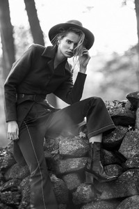 Vogue_Arabia_SiljaMagg10-683x1024.thumb.jpg.907ca2e91c8244776963cbd13e8b44c4.jpg
